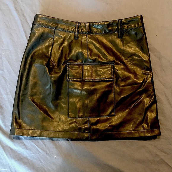 Soft Black Faux-Leather Mini Skirt with pockets, forever 21 size M - Picture 2 of 2